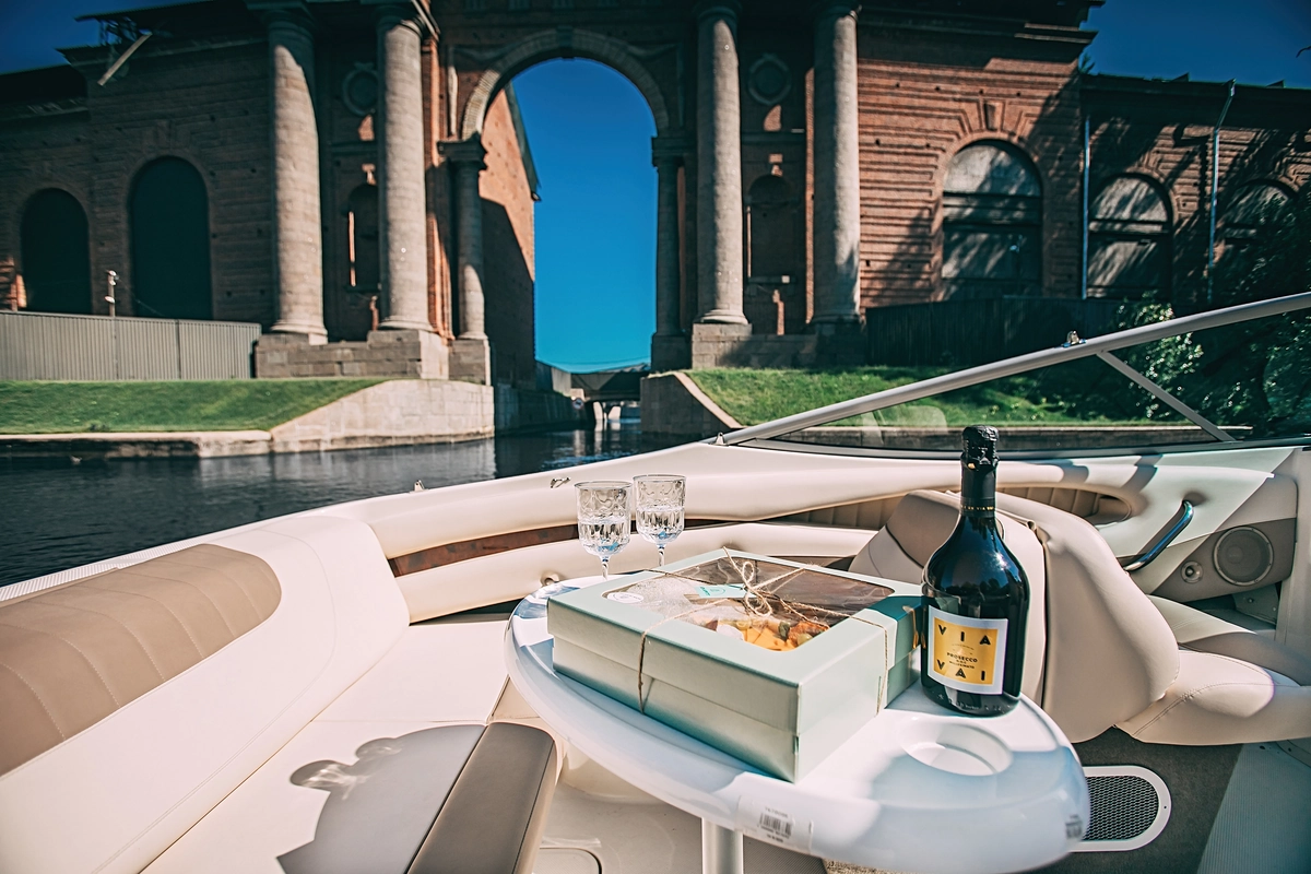 Катер Moulin Rouge image- 9